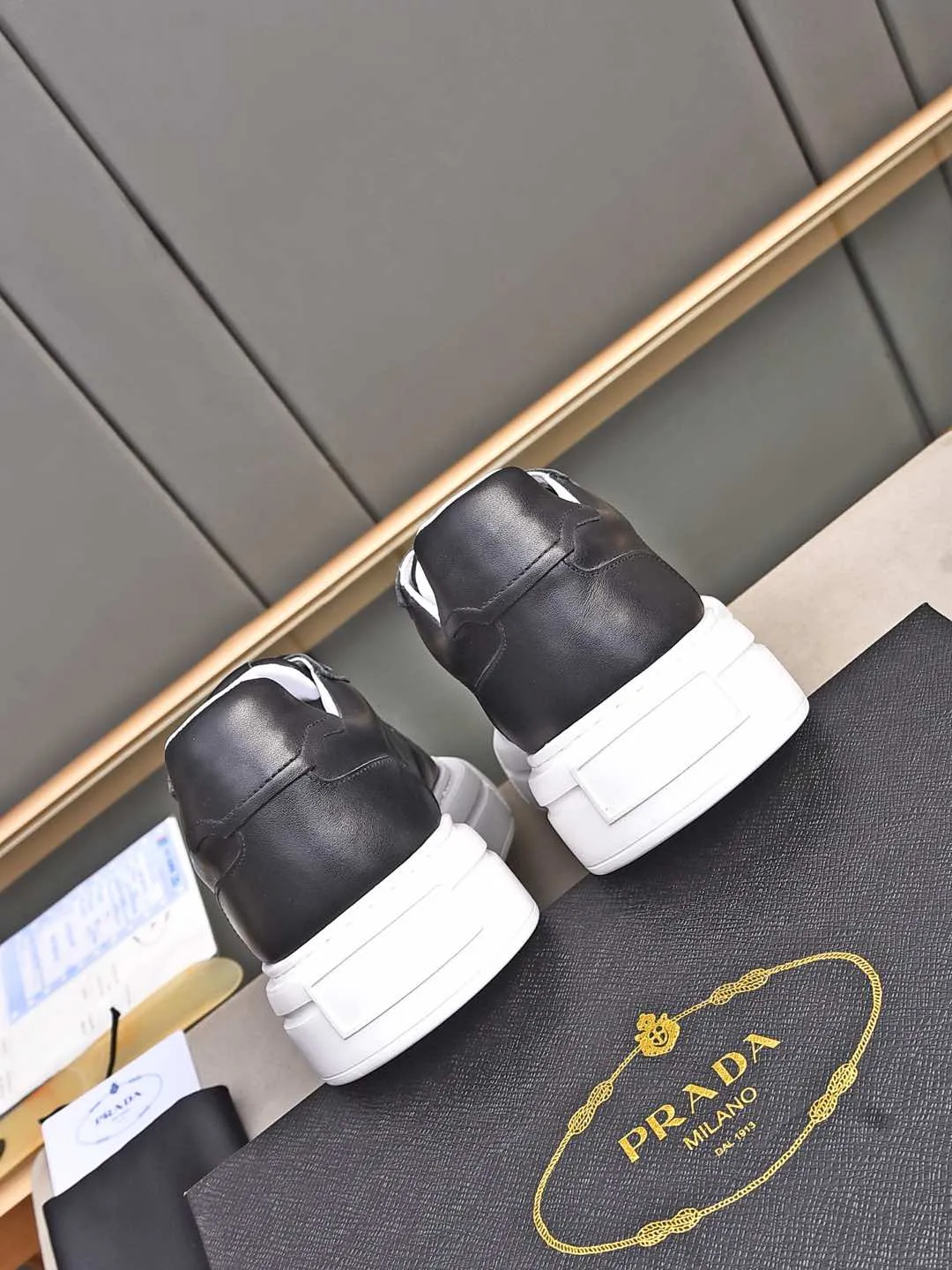 Men's shoes 💰500 Prada/Prada Men's new casual shoes, this upper is made of imported calfskin. The outside is decorated with the P family's classic metal triangle enamel logo, with cowhide lining and cowhide for the foot pads. The outsole is made of non-slip sports exclusive rubber outsole with logo, which feels good on the feet. It is a fashionable and fashionable item!  Size: 38-44 (45 customized)